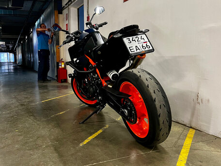 2023 KTM 890 Duke R, оранжевый, 990000 рублей, вид 4