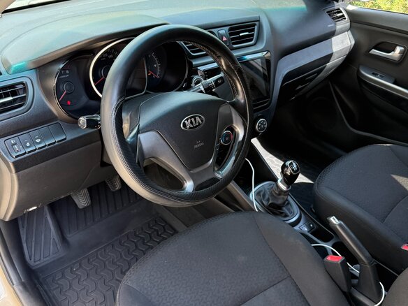 2015 Kia Rio III Рестайлинг, бежевый, 648000 рублей - вид 3