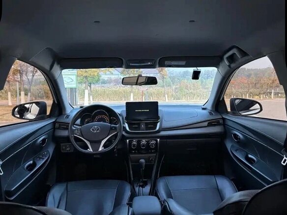 2023 Toyota Yaris L X XP150 Рестайлинг, белый, 1450000 рублей - вид 8