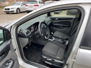 2010 Ford Focus II Рестайлинг, серебристый, 400000 рублей, вид 5
