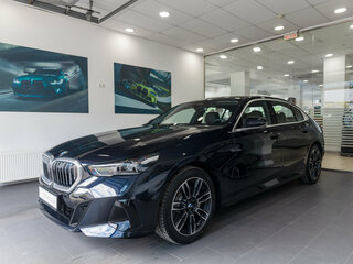 2025 BMW 5 серии Long 530Li xDrive VIII (G60/G61/G68), чёрный, 8450000 рублей, вид 1