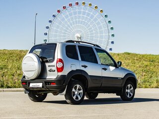 2018 Chevrolet Niva I Рестайлинг, серебристый, 750000 рублей, вид 2