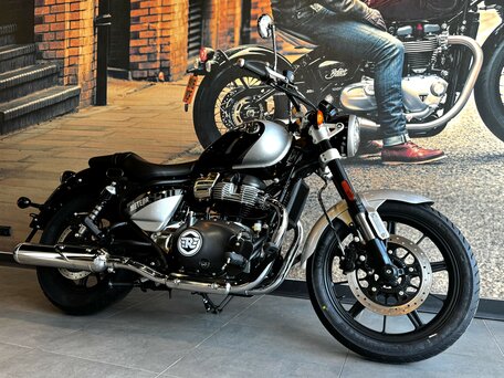 2026 Royal Enfield Super Meteor, серый, 773000 рублей, вид 1