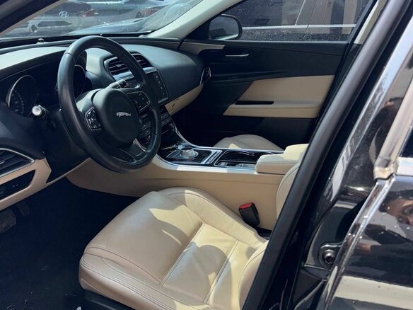 2015 Jaguar XE EcoBoost I, чёрный, 1999990 рублей - вид 5