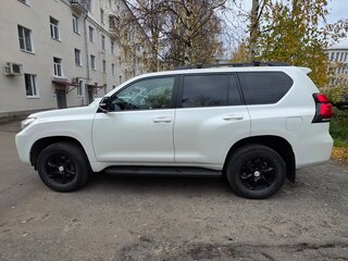 2018 Toyota Land Cruiser Prado 150 Series Рестайлинг 2, белый, 4800000 рублей, вид 4
