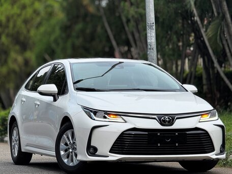 2022 Toyota Corolla XII (E210) Рестайлинг, белый, 1640000 рублей, вид 3