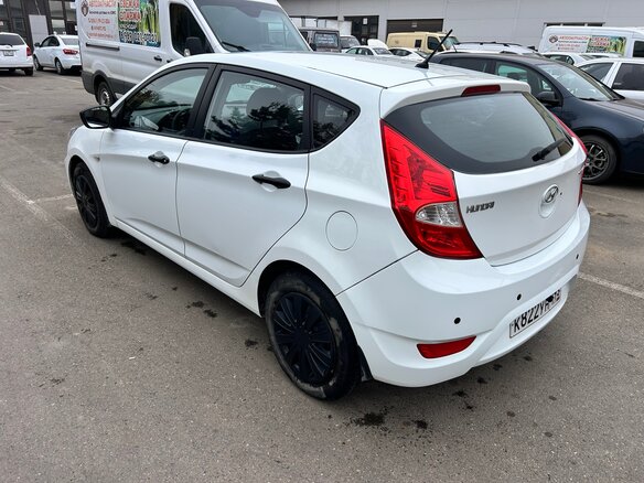 2013 Hyundai Solaris I, белый, 800000 рублей - вид 6