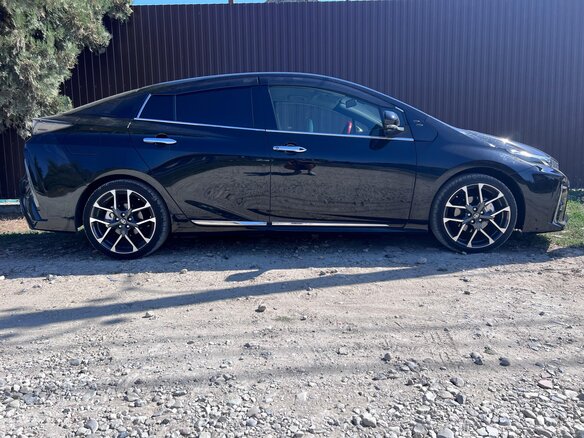 2019 Toyota Prius IV Рестайлинг (XW50), чёрный, 2450000 рублей - вид 1
