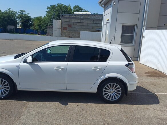 2011 Opel Astra H Рестайлинг, белый, 750000 рублей - вид 3