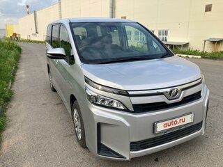 2018 Toyota Voxy III (R80) Рестайлинг, серебристый, 2850000 рублей, вид 1
