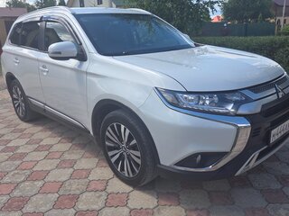 2020 Mitsubishi Outlander III Рестайлинг 3, белый, 2300000 рублей, вид 2