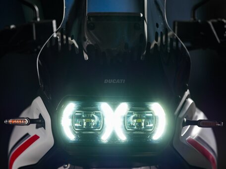 2026 Ducati DesertX, белый, 2390000 рублей, вид 4
