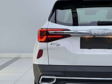 2023 Kia KX3, белый, 1340000 рублей, вид 4