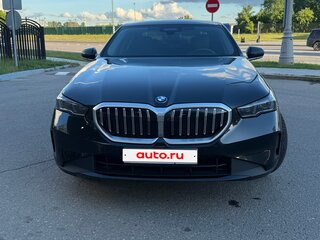 2024 BMW 5 серии 520i VIII (G60/G61/G68), чёрный, 5500000 рублей, вид 4