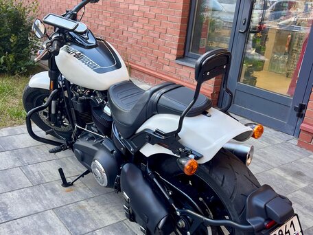 2018 Harley-Davidson Fat Bob, белый, 1600000 рублей, вид 4