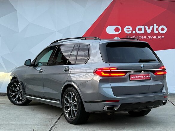 2022 BMW X7 40i I (G07) Рестайлинг, серый - вид 5