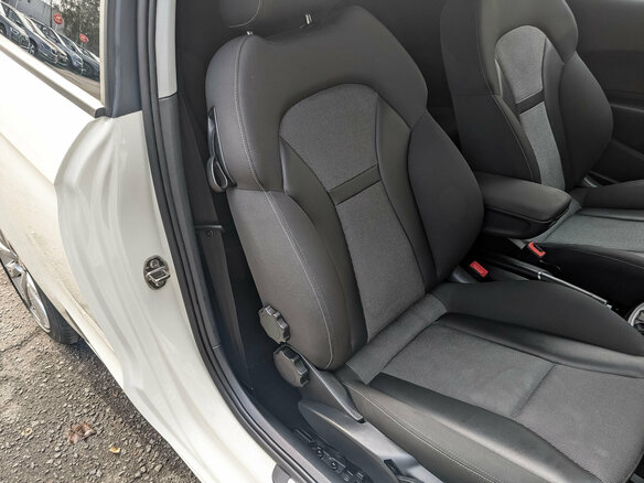 2012 Audi A1 I (8X), белый, 1200000 рублей - вид 22