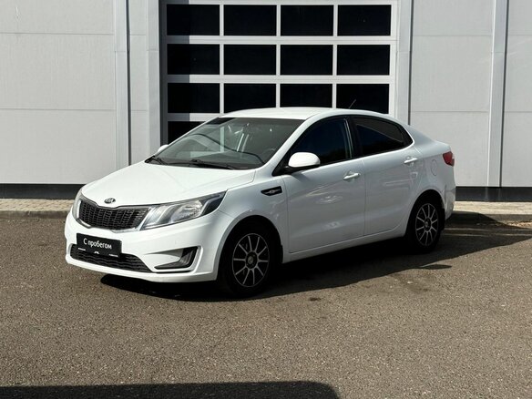 2015 Kia Rio III Рестайлинг, белый, 740000 рублей
