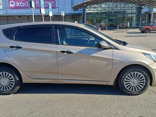2014 Hyundai Solaris I, бежевый, 730000 рублей, вид 4