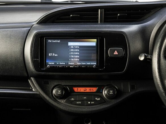 2017 Toyota Vitz III (XP130) Рестайлинг 2, синий, 1239000 рублей - вид 17