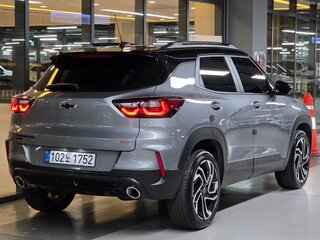 2023 Chevrolet TrailBlazer III Рестайлинг, серый, 2084000 рублей, вид 3