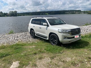 2016 Toyota Land Cruiser 200 Series Рестайлинг 2, белый, 4800000 рублей, вид 3