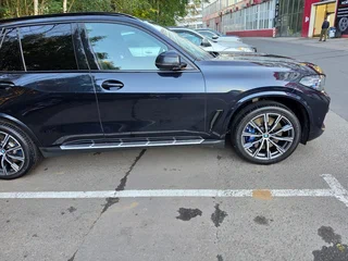 2021 BMW X5 40d IV (G05/G18), чёрный, 8290000 рублей, вид 2