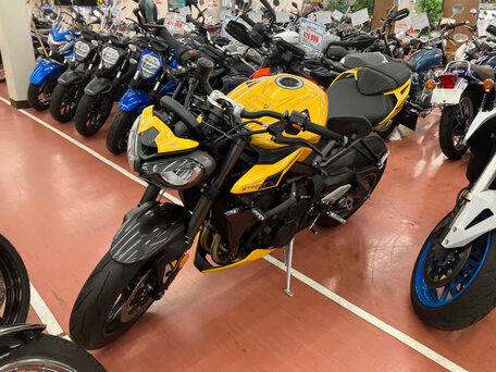2025 Triumph Street Triple, жёлтый, 821000 рублей, вид 2