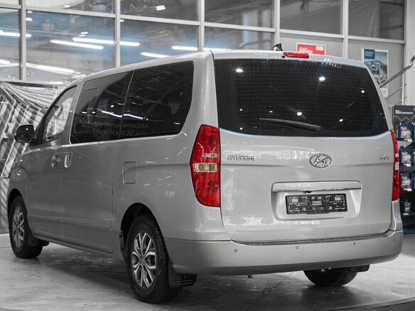 2018 Hyundai H-1 II Рестайлинг 2, серебристый, 2489000 рублей - вид 3
