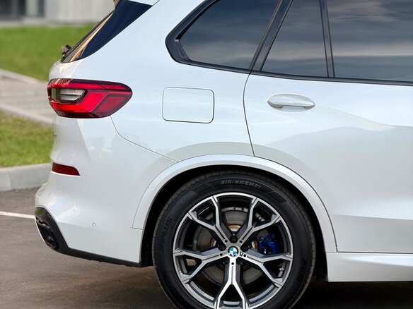 2018 BMW X5 50i IV (G05/G18), белый - вид 1