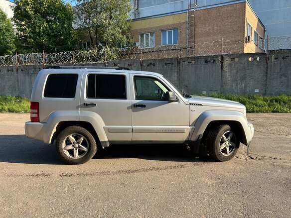 2011 Jeep Cherokee IV (KK), серебристый, 1500000 рублей - вид 4
