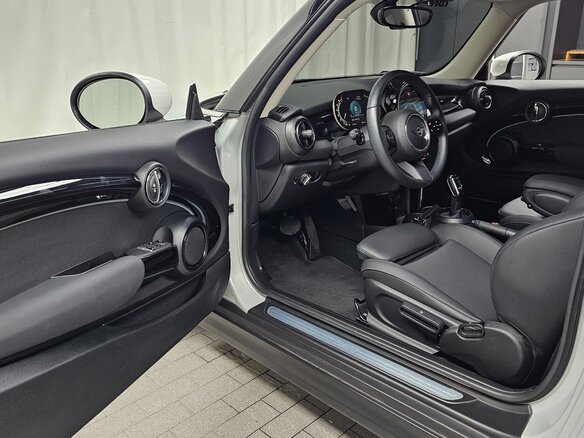 2022 Mini Hatch Cooper III (F55/F56) Рестайлинг 2, белый, 2083000 рублей - вид 4
