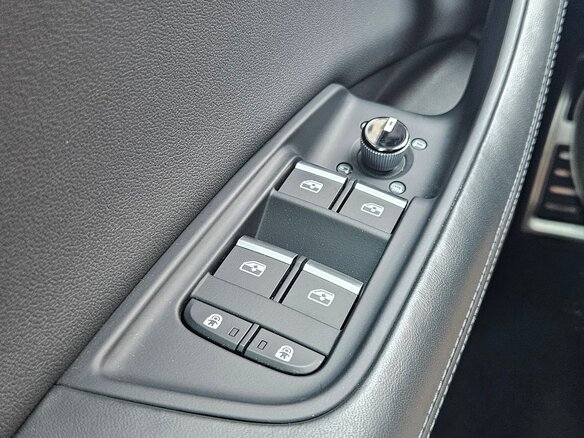 2022 Audi Q8 55 TFSI I (4M), чёрный, 8490000 рублей - вид 20