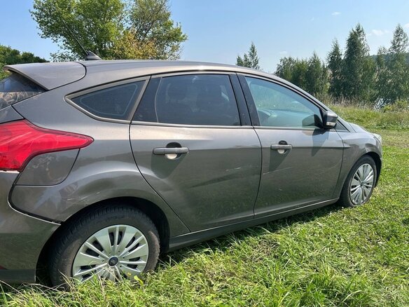 2018 Ford Focus III Рестайлинг, серый - вид 3