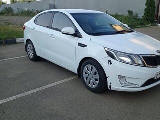2013 Kia Rio 4-speed III, белый, 850000 рублей, вид 3