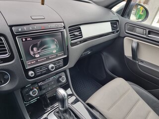 2017 Volkswagen Touareg II Рестайлинг, серебристый, 2590000 рублей, вид 2