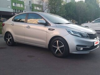 2016 Kia Rio III Рестайлинг, серебристый, 1080000 рублей, вид 3