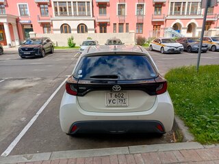 2021 Toyota Yaris IV, белый, 1350000 рублей, вид 5