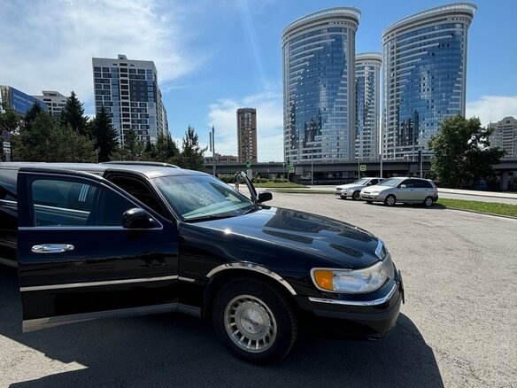 2000 Lincoln Town Car III, чёрный - вид 2