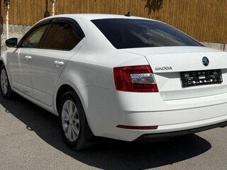 2019 Skoda Octavia III (A7) Рестайлинг, белый, 1400000 рублей, вид 4