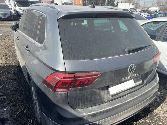 2021 Volkswagen Tiguan II Рестайлинг, серый - вид 1