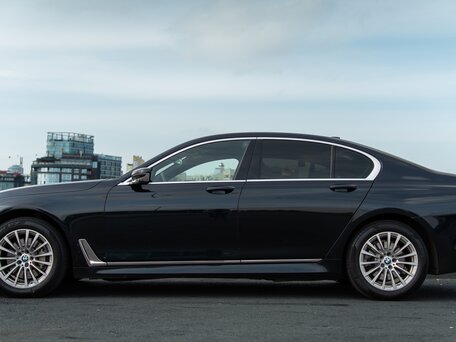 2015 BMW 7 серии 730d xDrive VI (G11/G12), чёрный, 2700000 рублей, вид 2