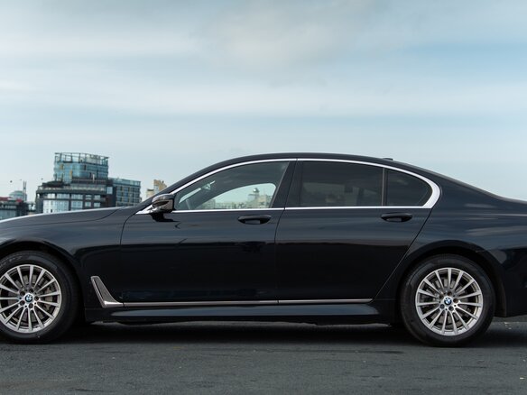 2015 BMW 7 серии 730d xDrive VI (G11/G12), чёрный, 2700000 рублей - вид 2