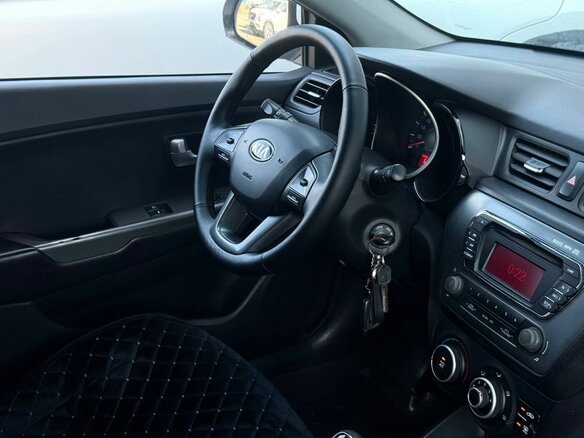 2015 Kia Rio III Рестайлинг, белый, 740000 рублей - вид 15