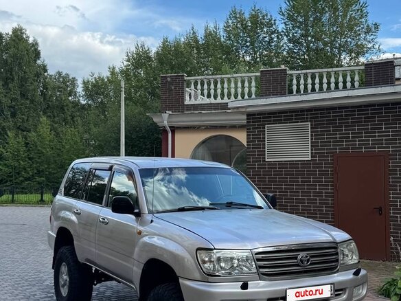 1998 Toyota Land Cruiser 105 100 Series, серебристый