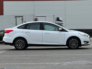 2018 Ford Focus III Рестайлинг, белый, 900000 рублей, вид 3
