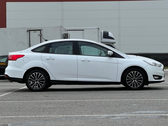 2018 Ford Focus III Рестайлинг, белый, 850000 рублей - вид 2