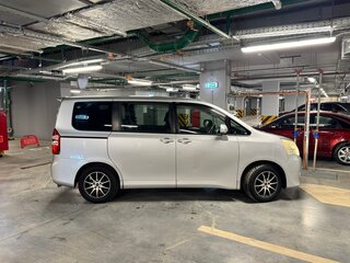 2010 Toyota Noah II (R70), серебристый, 990000 рублей, вид 3