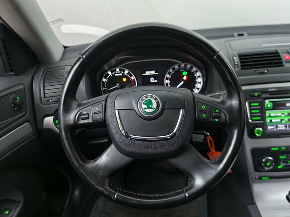 2011 Skoda Octavia II (A5) Рестайлинг, белый - вид 10