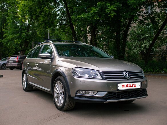 2013 Volkswagen Passat Alltrack B7, коричневый - вид 3
